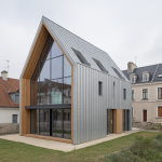 Entre design et résistance : l’aluminium brossé séduit les architectes